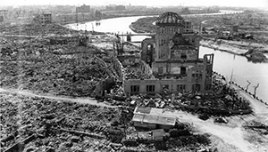 Exposición de afiches sobre bombas de Hiroshima y Nagasaki en Estudios Generales